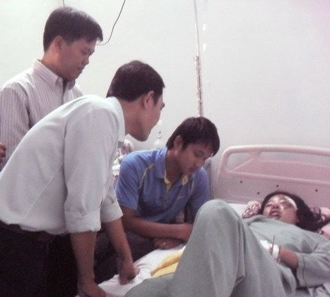 Các giáo viên trường Phạm Văn Sáng thăm hỏi Ngân tại bệnh viện